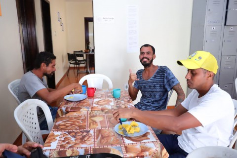 Pessoas em situação de rua recebem atendimento médico em Paço do Lumiar