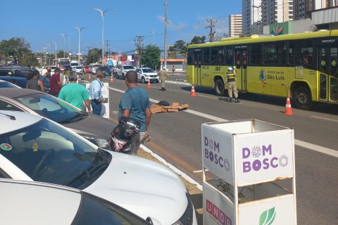 *Motorista de ônibus sobrecarregado, exercendo também a função de cobrador se envolve em acidente em São Luís*